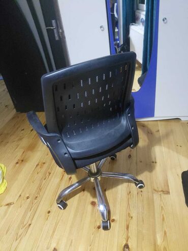 Ofis və oyun kresloları: Təkərli, Qolları tənzimlənmir, Parça — 16