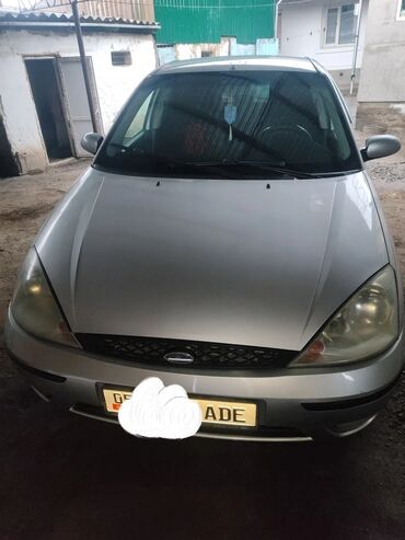 полик для авто: Хэтчбек Ford Focus серебристого цвета, представленный в этом