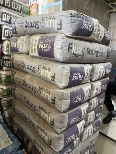 Сухие смеси и грунтовка: Мешки со строительной смесью Flux Trowel Strong. Эта смесь