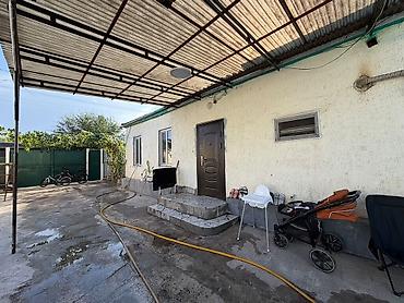 osh hostel: Продаётся уютный 5-комнатный дом площадью 100 м² в верхней части г — 8