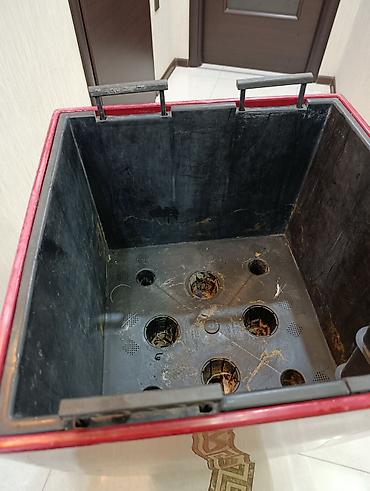 Bitkilər üçün dibçəklər: Qırmızı rəngdə. eni 50 sm hündürlüyü 96sm. İçində çıxan qulplu — 4