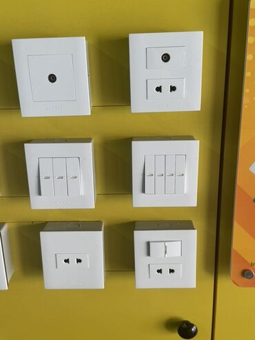 аквариум без рыб: Divar montajı üçün nəzərdə tutulmuş ağ rəngli elektrik rozetkaları və