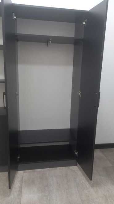 Masa və oturacaq dəstləri: Ofis mebelləri dəsti Tərkib: - Direktor masası: qara rəngdə, geniş iş — 12