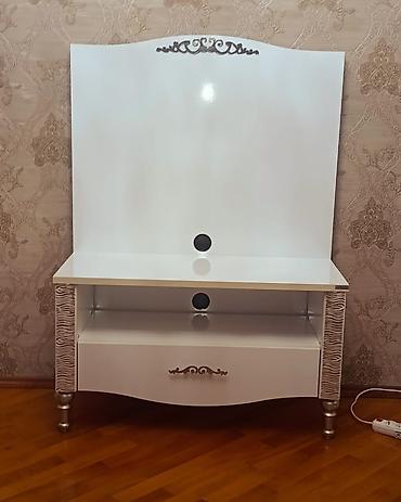 divar refleri: DONAT brendi TV stendi - Rəng: ağ, zərif qızılı dekor elementləri ilə — 4