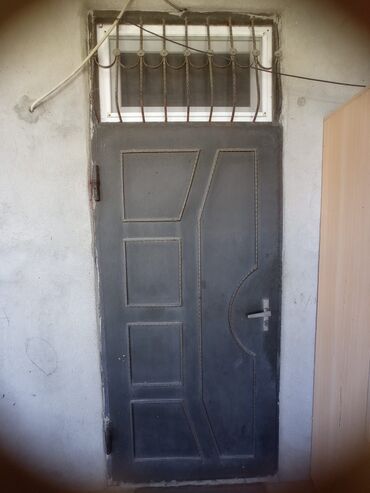 Giriş qapıları: Seyf qapi 200/95sm
180azn 
Saray qes 8121 leli