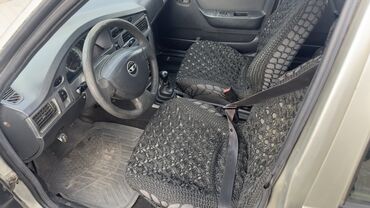 Daewoo: Daewoo Nexia sedanı - Kuzov: 4 qapılı sedan, açıq gümüş rəng - Nömrə — 5