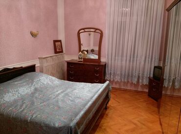 Uzunmüddətli kirayə mənzillər: Səbail Rayonu Sahil Metrosu Tarqovu Mərkəz 3 otaq. Mərtəbə - 3/3 Otaq — 6