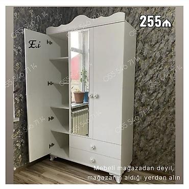 Ağ rəngli üç qapılı şkaf - Klassik dizayn, yuxarıda dalğalı karniz -