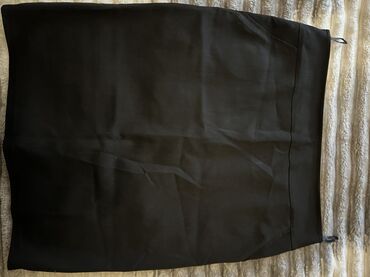 Ətəklər: Qara ətək dəsti - 2 ədəd ətək: biri klassik düz kəsimli qara ətək — 2