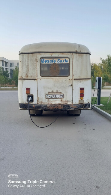 ZİL: Model: PAZ-672 tipli kiçik avtobus Xüsusiyyətlər: - Korpus: ikirəngli — 1