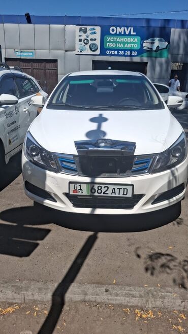 электромобиль neta: Белый седан BYD F3 с номерным знаком Кыргызстана. Автомобиль оснащен