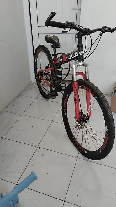 адидас: Velosiped – dağ tipli, 26” təkərlər - Rəng: qırmızı/qara, üzərində — 3