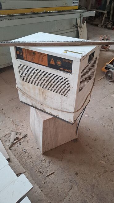 Drellər: Ağ rəngli, düzbucaqlı formalı sənaye hava quruducu. "AIR DRYER" yazısı