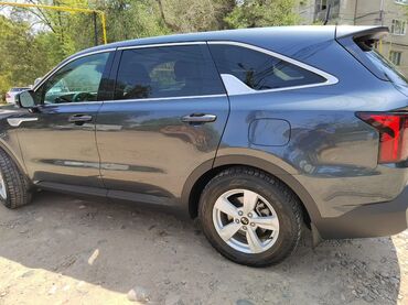 машина киа к5 цена: Полноразмерный кроссовер Kia Sorento в темно-сером цвете. Модель имеет