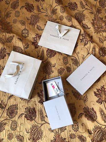 pul qutu: Charles & Keith aksessuar qutusu və hədiyyə paketi seti Brend — 1