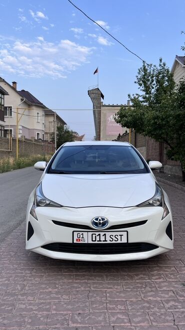 runx alex: Белый автомобиль Toyota Prius с гибридным двигателем. Этот экономичный