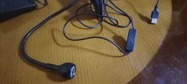 Stol lampaları: USB portu ilə təchiz olunmuş, çevik qola malik qara rəngli LED lampa