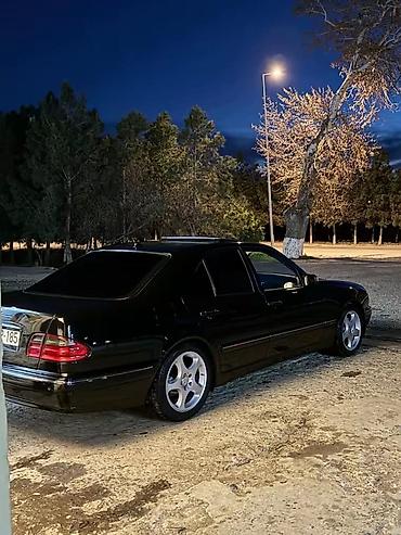 a class mercedes: Mercedes-Benz E‑Class W210 sedan - Kuzov: 4 qapılı sedan, qara rəng - — 4