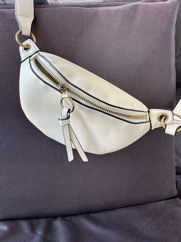 bela klasicna kosulja: Stradivarius torbica. Eko koza. Oko struka i preko ramena. Bez