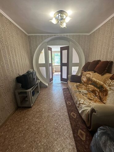 срочно продаётся 1 комнатная квартира в районе ошского рынка по улице молодая гвардия: 2 комнаты, 36 м², Индивидуалка, 1 этаж, Косметический ремонт