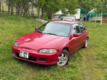 спортивный машины: Хэтчбек Honda Civic красного цвета, оснащенный люком на крыше