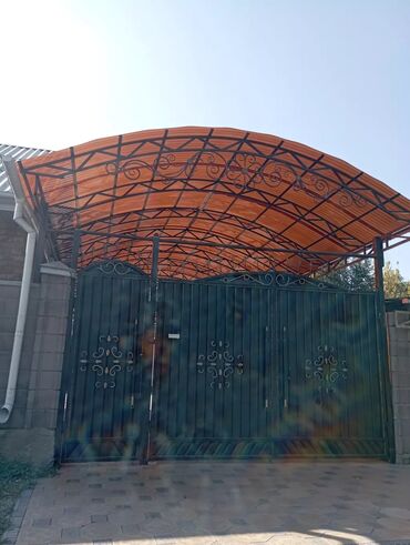 Откатные ворота: Элегантные кованые ворота черного цвета с изящными золотистыми — 16