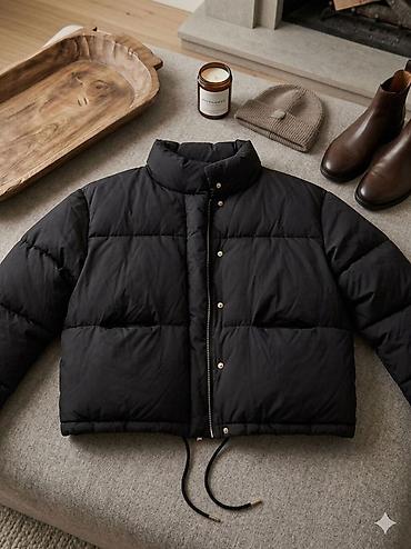 cibzar: Kratka puffer jakna – crna - Model: kratka, boxy kroj sa blago — 1
