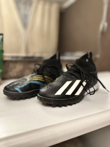 футбольные гедры: Футбольные бутсы/тафты Adidas для игры на искусственном покрытии (TF)