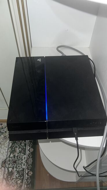 PS4 (Sony PlayStation 4): Продаю Сони 4, 500 гб не прошитый немного царапины есть, при