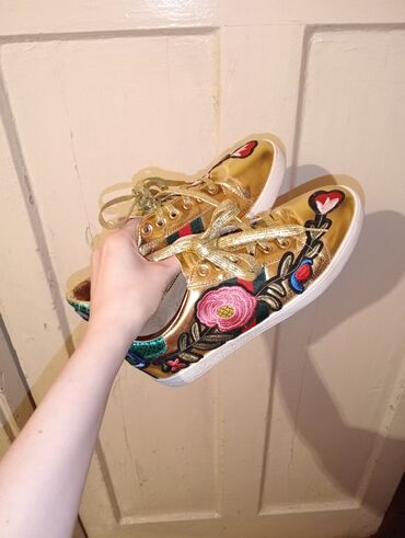beqa üçün qadın krossovkaları: Gucci firmanın krasovkaları. Kedalar. Ölçüsü 38. Кроссовки фирмы