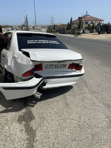 фольксваген поло 1 6: Ağ rəngli sedan tipli avtomobil, arxa hissəsi zədələnmişdir
