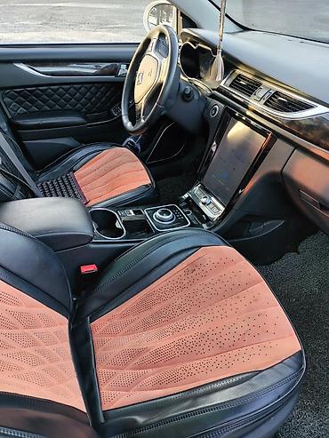 Другие автомобили: Седан белого цвета, правый/левый руль не указан, кузов — 4‑дверный — 4