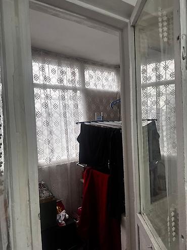 Балконные двери: Сдаётся. Депозит 15000 сом застеклённая лоджия/балкон с распашными — 4