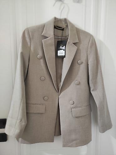 Qadınlar üçün ikiqat düyməli blazer - Rəng: açıq boz/bej tonları -