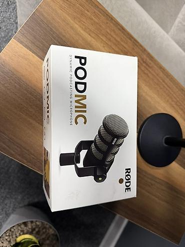 RØDE PodMic – dinamik podcast mikrofonu Qutusu mövcuddur. masaüstü