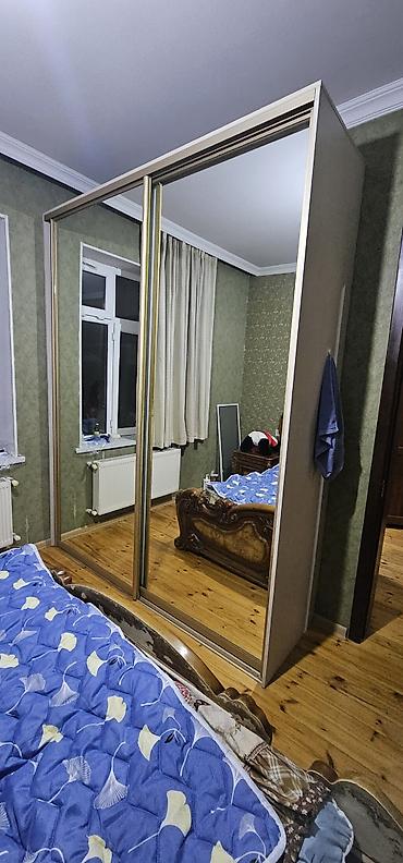 keramik tava: Güzgülü sürgülü şkaf - Ön hissə: iki böyük tam boy güzgülü qapı — 1