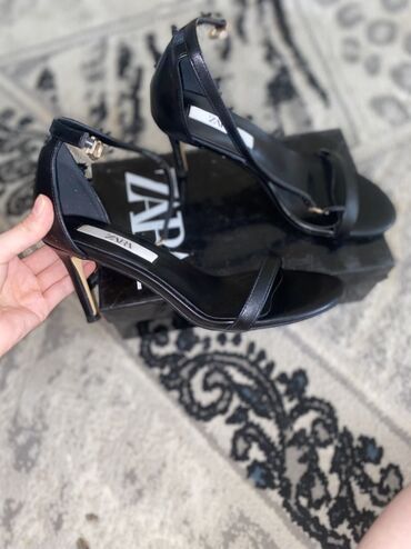 вечернее платье в аренду: Босоножкалар, 37, Zara, Жаңы, түсү - Кара, Өзү алып кетүү, Акылуу жеткирүү
