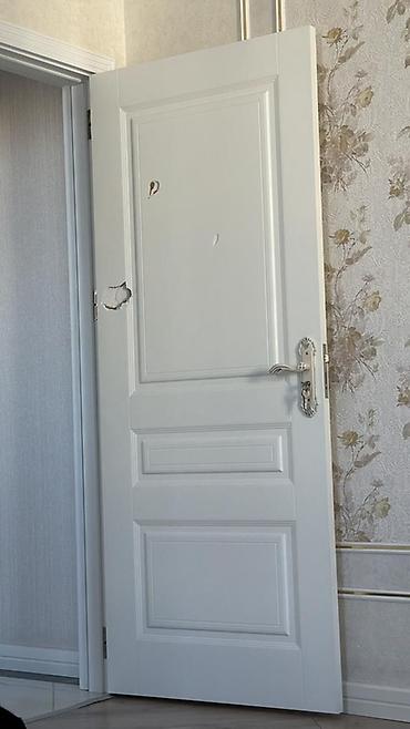 qapi ruckalari: Ağ rəngli interyer qapısı - Klassik panelli dizayn, relyefli — 1