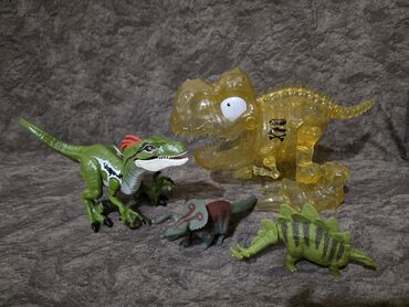 Oyuncaqlar: Uşaq oyuncaqları paketi – müxtəlif fiqurlar və aksesuarlar Tərkib: - — 7