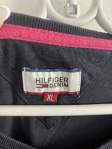 cotton nis: Tommy Hilfiger Denim majica kratkih rukava, veličina XL. Model je u — 2