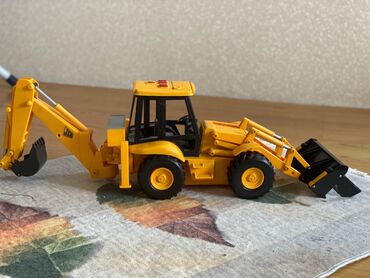 25 трактор: Продаю экскаватор-погрузчик JCB - уменьшенная версия настоящего(
