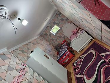 Qonaq otağı dəstləri: Təsvir: - Zövqlü şəkildə yığılmış, işıqlı zal: divar kağızları, tavan — 10