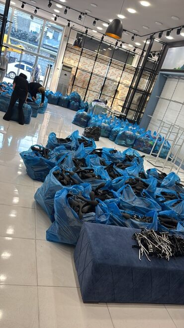 Stend vitrinləri: Mağaza avadanlığı – metal geyim asqıları və vitrinalar - Müxtəlif — 17