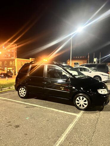 багажник на крышу баку: Hyundai Matrix avtomobili. Qara rəngli bu model, funksional dam