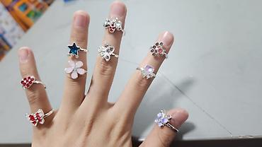 Наборы украшений: Набор детских колец в подарочной коробочке-сердце. - В комплекте — 7