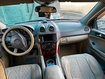 Другие детали салона: Mercedes-Benz — салон 7 мест (3 ряда). Бежевый интерьер с контрастной — 1