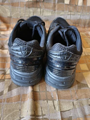 Patike: Crne sportske patike – mrežasti gornjište sa sintetičkim ojačanjima i — 6