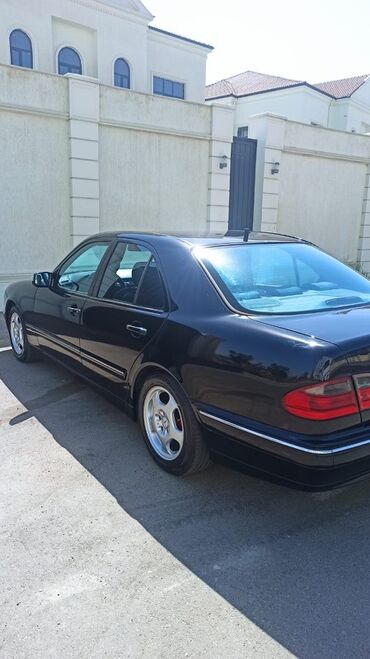 Mercedes-Benz: Mercedes-Benz E-Class W210 sedan - Kuzov: 4 qapılı sedan, qara rəng - — 12