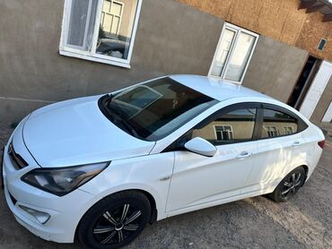 Hyundai: Hyundai Solaris, белый седан. Особенности и оборудование: - Кузов