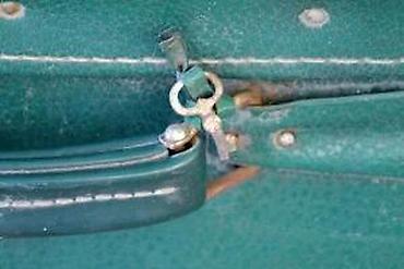 Putni koferi i torbe: Stari, predratni putni zeleni kofer SA KLJUČEM. Stari kofer SA KLJUČEM — 9